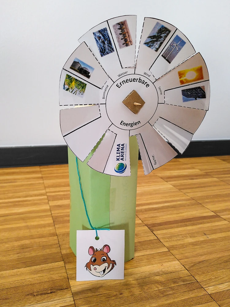 Ein selbstgebasteltes Drehrad zum Thema erneuerbare Energien.