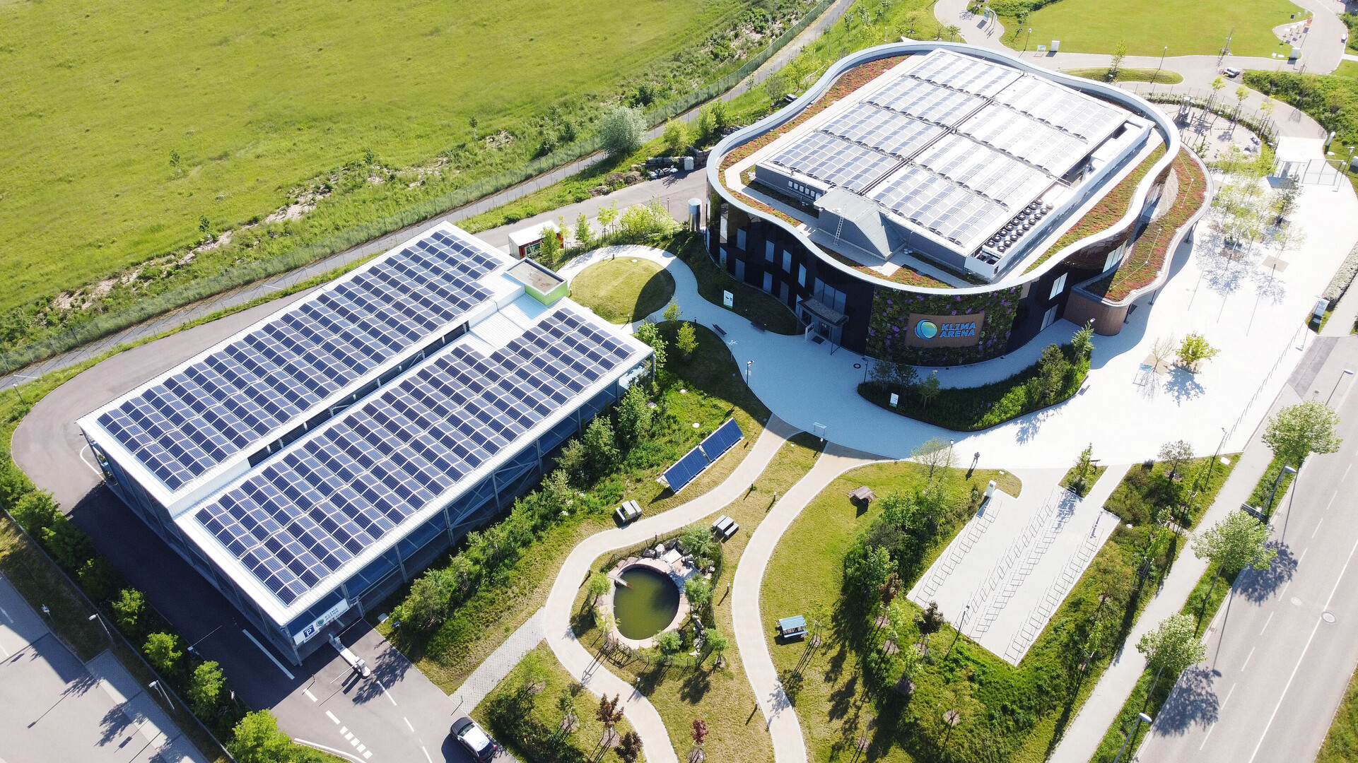 Luftbild von der KLIMA ARENA mit Blick auf Geb&auml;ude, Vorplatz und Parkhaus.