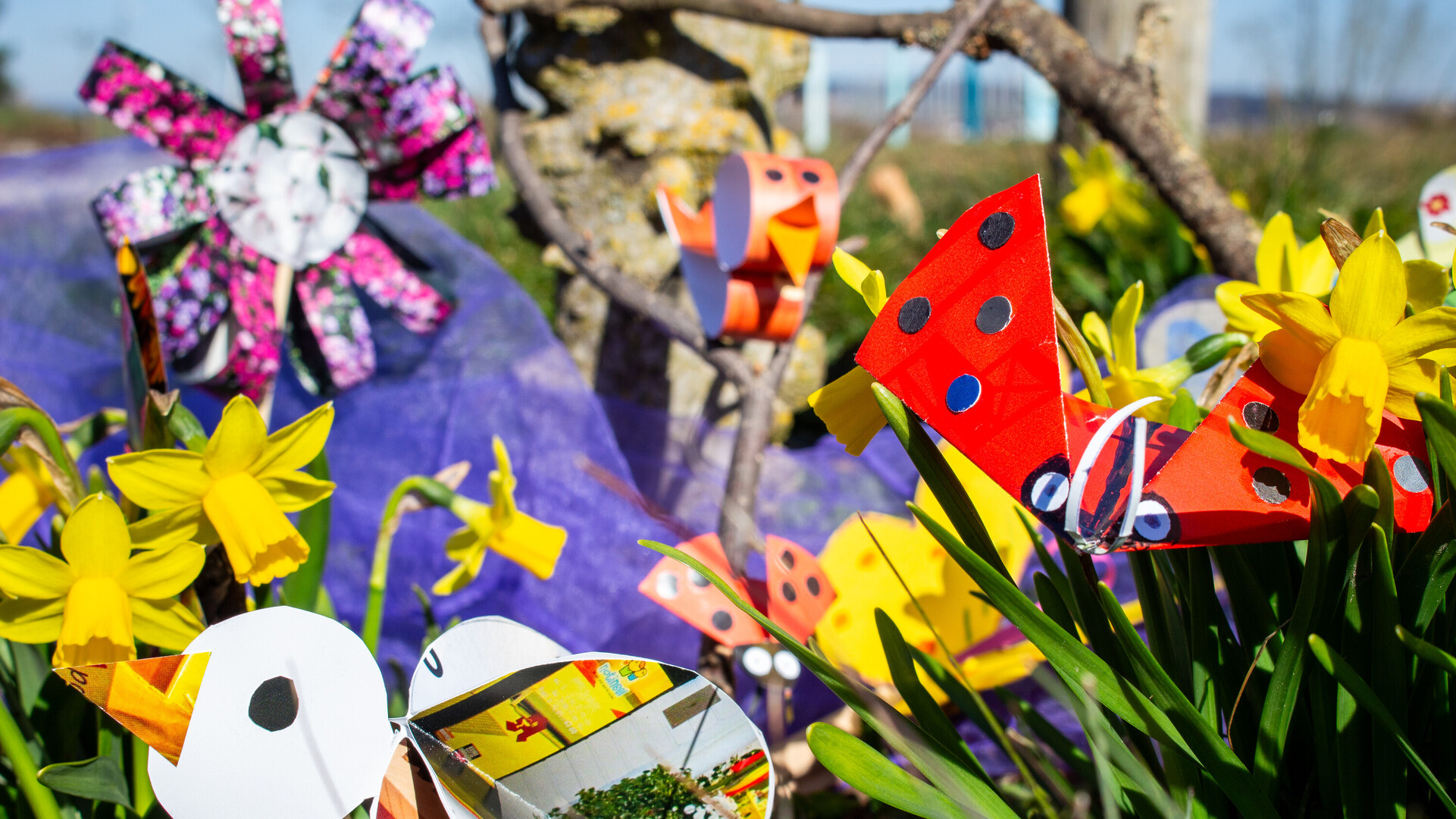 Bunte Fr&uuml;hlingsbasteleien aus der Kreativwerkstatt.