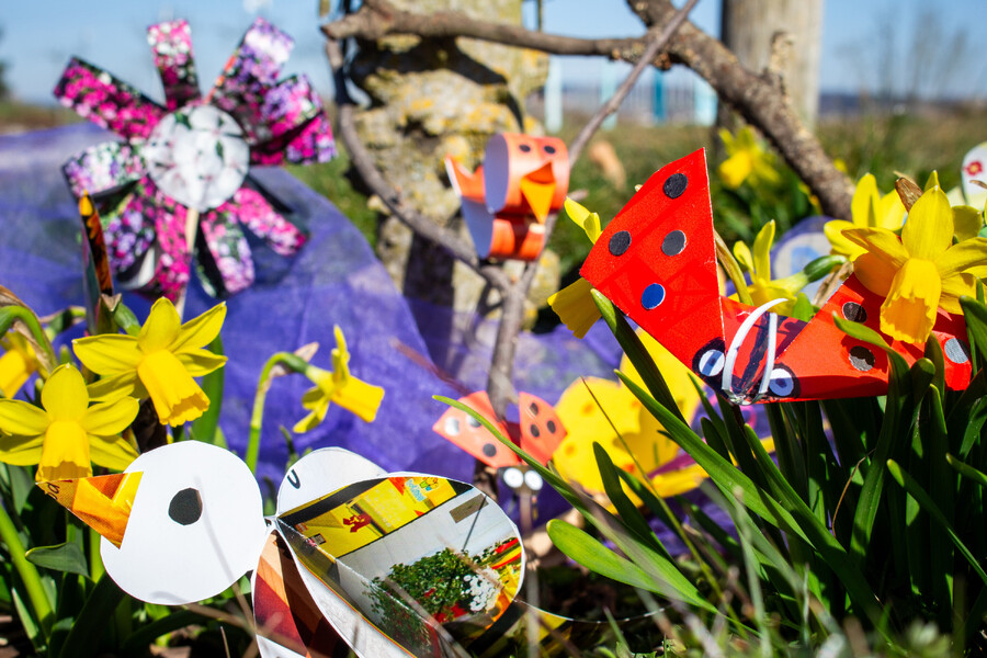 Bunte Fr&uuml;hlingsbasteleien aus der Kreativwerkstatt.