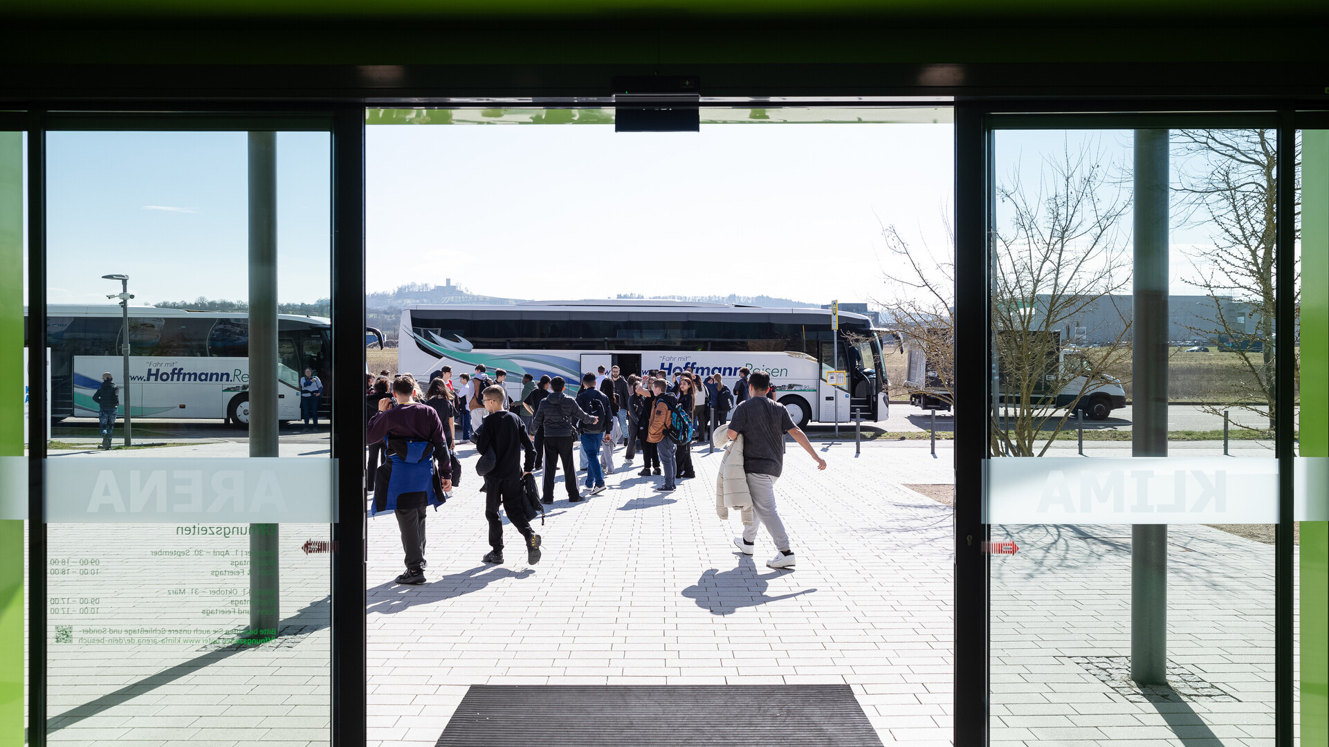 Schulklassen auf dem Weg zum Reisebus auf dem Vorplatz der KLIMA ARENA.