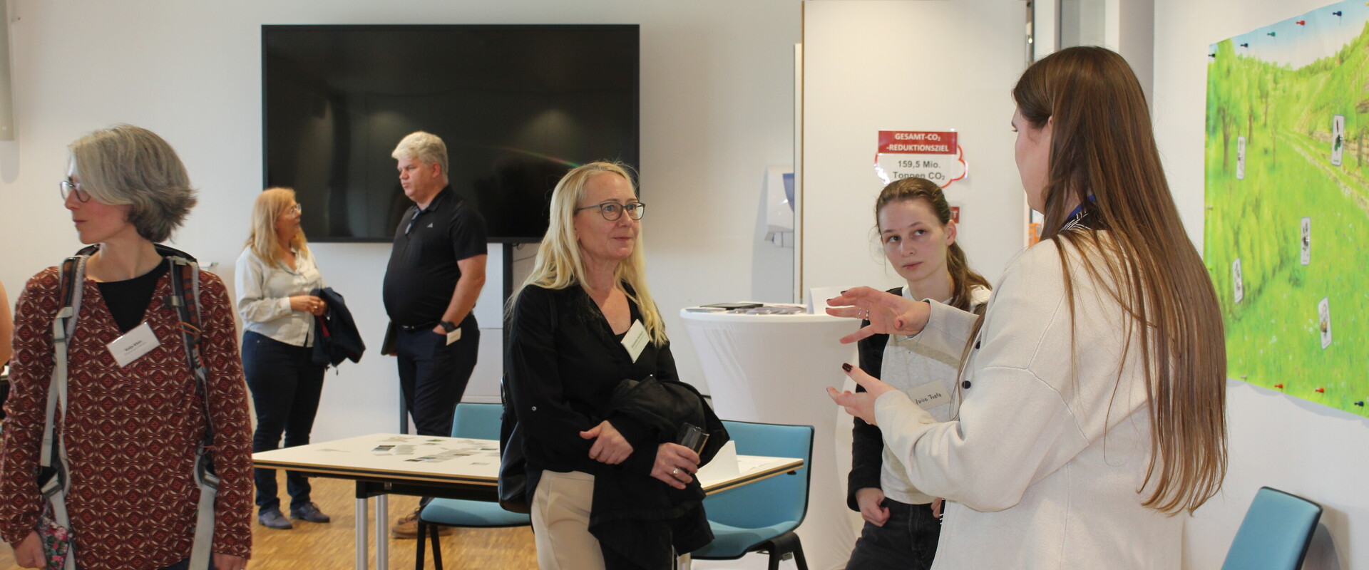 Eine Gruppe von Lehrkr&auml;ften im Austausch beim Workshop.