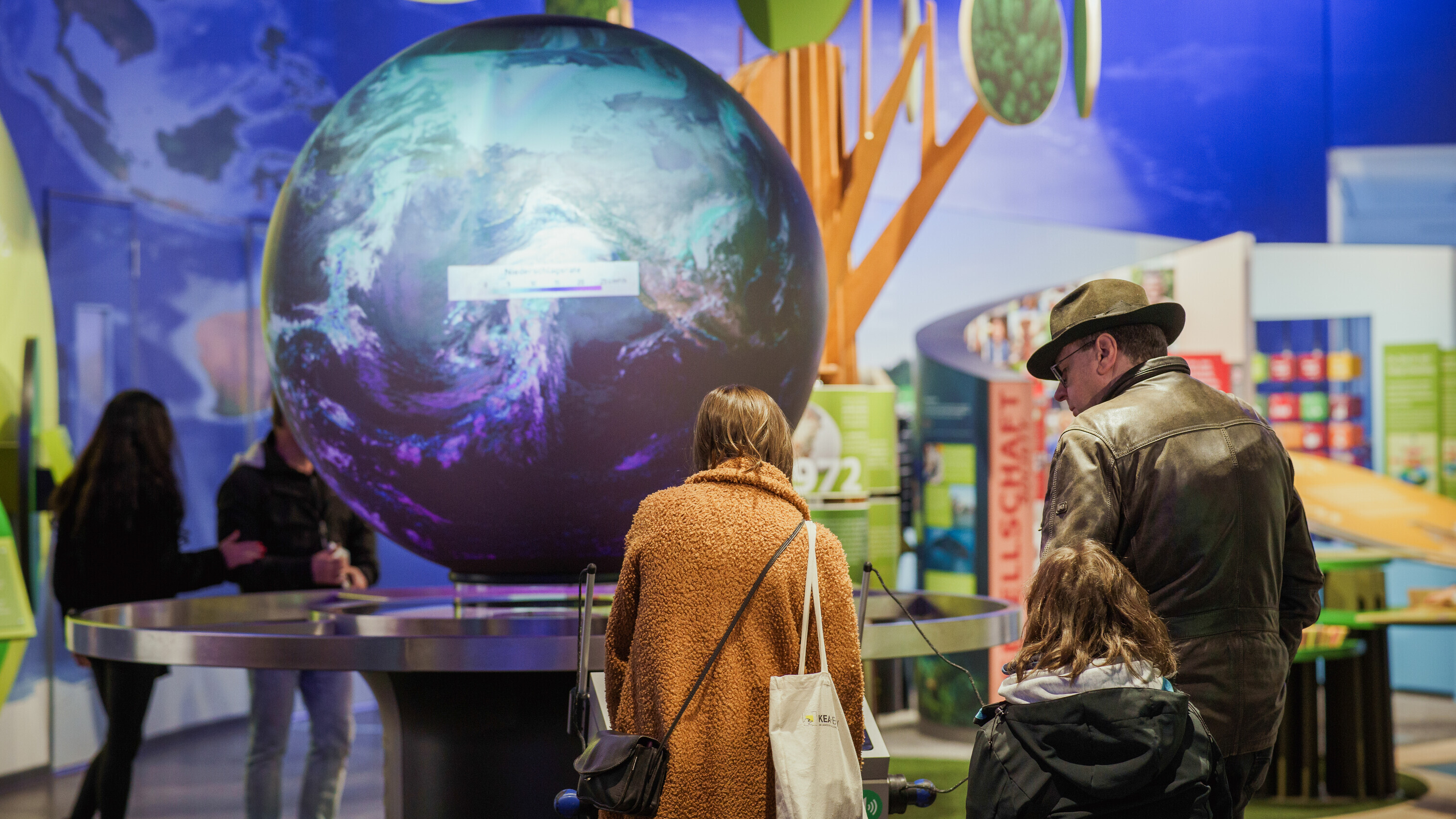 Besucher vor dem Globus