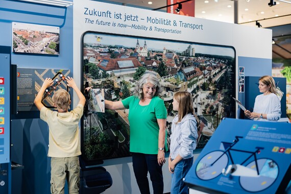Familie im Introbereich Mobilit&auml;t am Exponat Zukunft ist jetzt.
