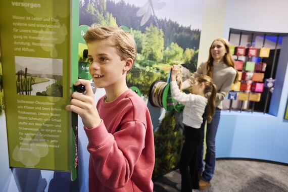 Ein Junge in der Station f&uuml;r Nachhaltigkeit.
