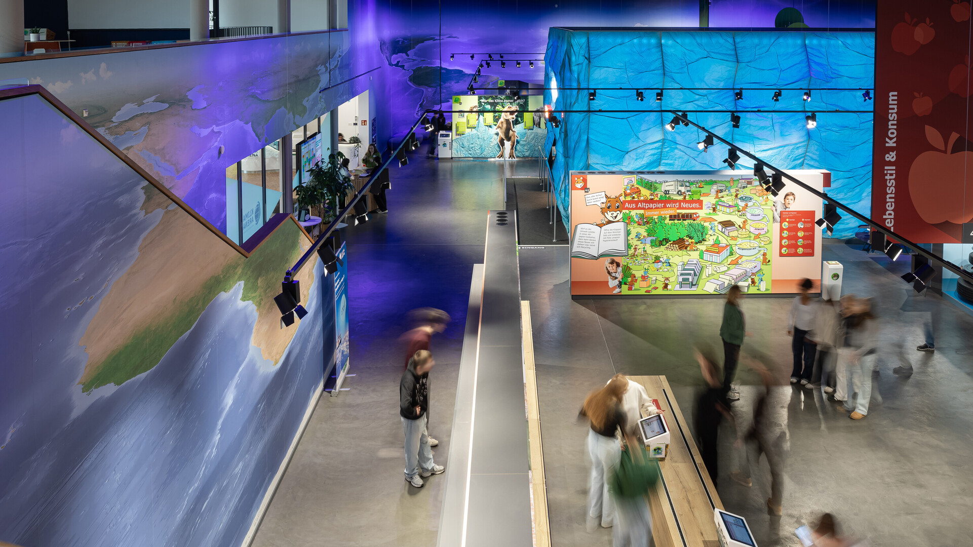 Blick von der Empore in den Eingangsbereich der Ausstellung in der KLIMA ARENA.