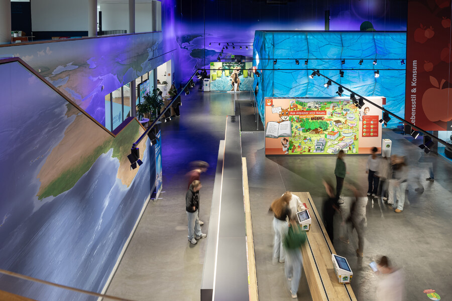 Blick von der Empore in den Eingangsbereich der Ausstellung in der KLIMA ARENA.