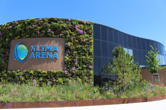 Die Fassade der KLIMA ARENA mit begr&uuml;nter Logo-Wand.
