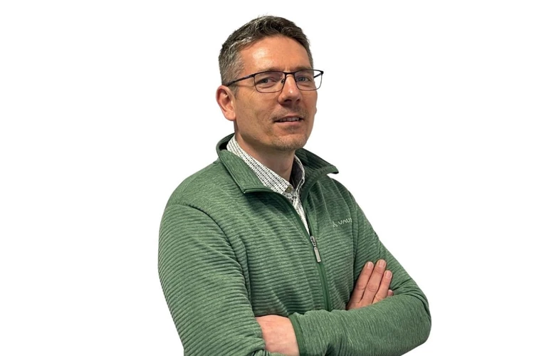 Auf dem Bild ist der Solarberater Stefan Hatos zu sehen.